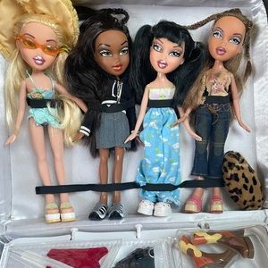 8 Bratz dolls + 2 travel cases + 2 FM cars